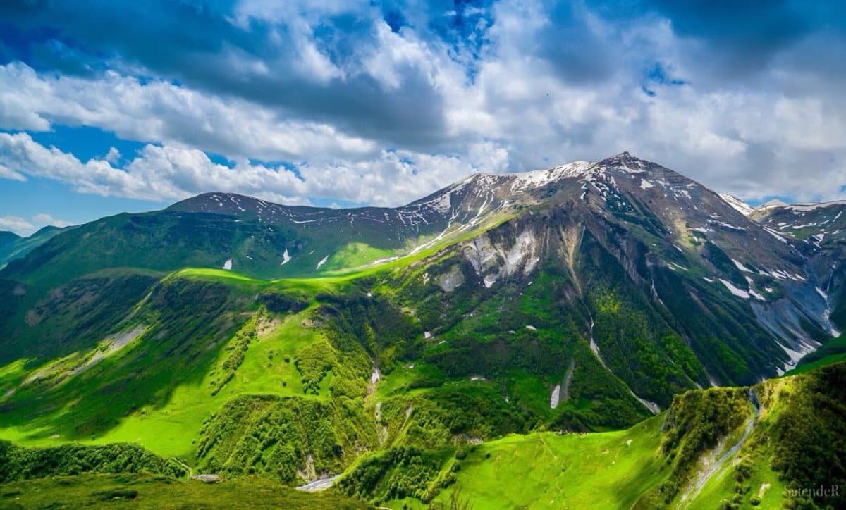 استكشاف جمال الطبيعة الجبلية في جورجيا: أفضل المناطق للزيارة في الصيف