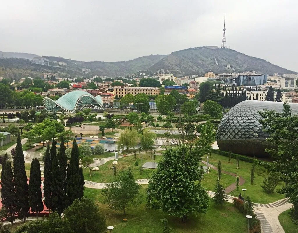 جسر السلام تبليسي جورجيا